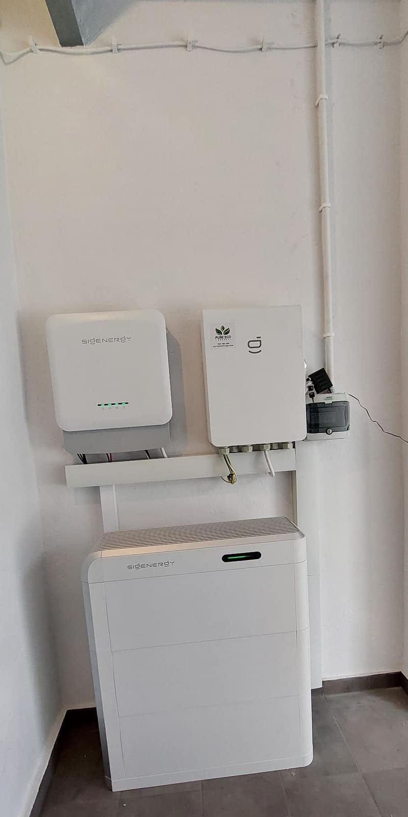 Rozdzielnica systemu magazynowania energii z naklejką Pure Eco Energy