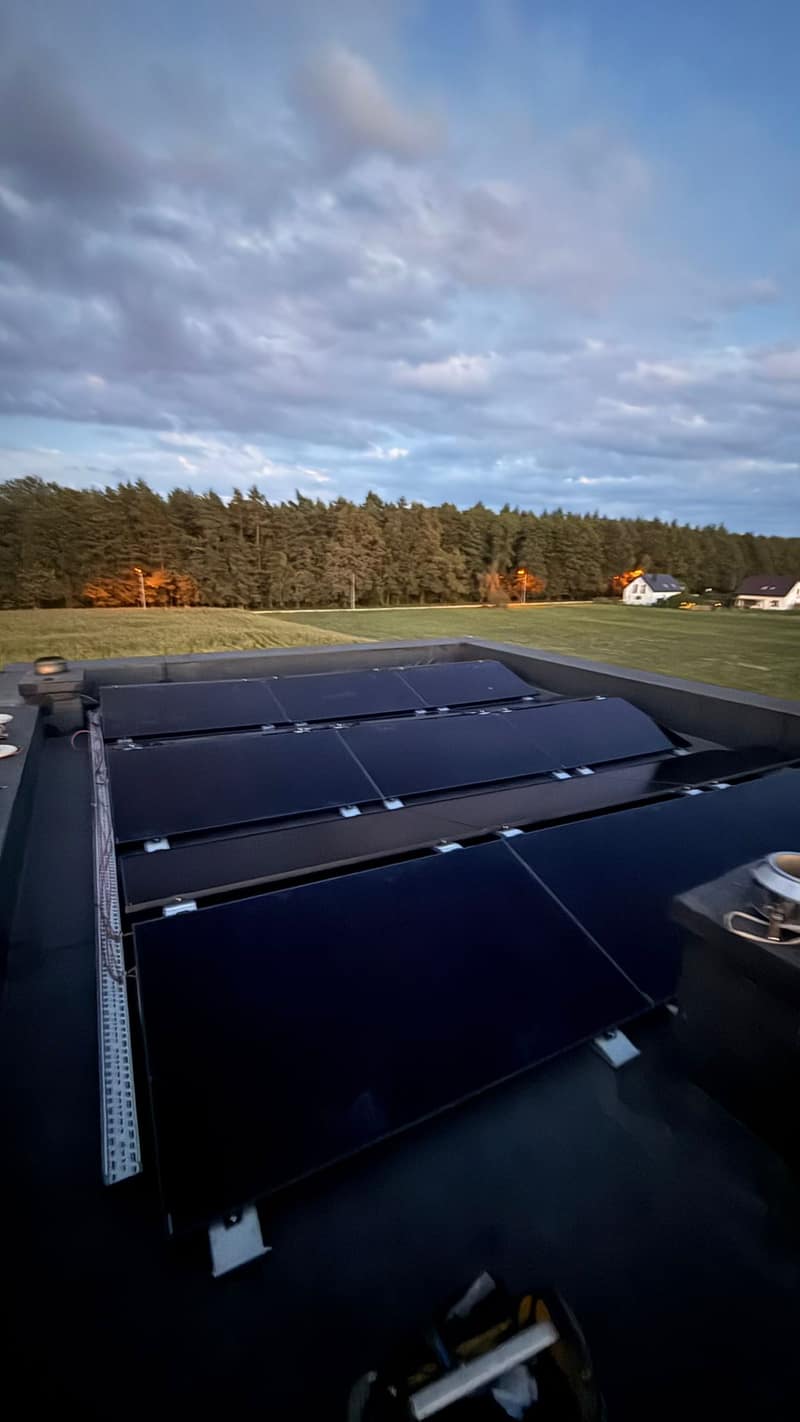 Instalacja fotowoltaiczna 9 kWp na dachu płaskim — układ rzędów paneli