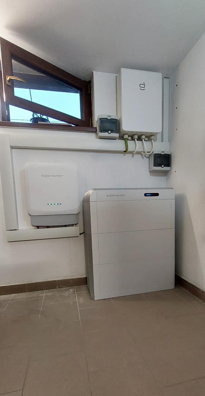 Magazyn energii SigenStor 27 kWh z falownikiem hybrydowym w pomieszczeniu technicznym