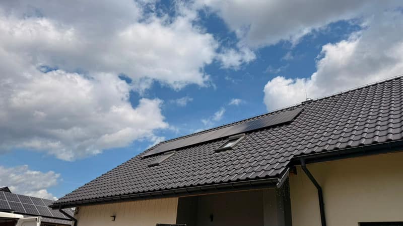 Panele fotowoltaiczne na dachu krytym ciemną dachówką — Imielin