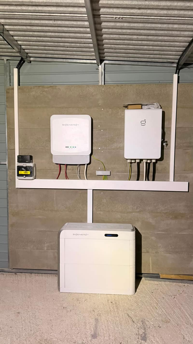 Falownik hybrydowy Sigenergy, rozdzielnica i magazyn energii SigenStor 18 kWh w budynku gospodarczym