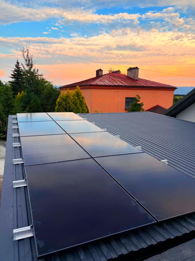 Komplet urządzeń systemu magazynowania energii zamontowany na ścianie