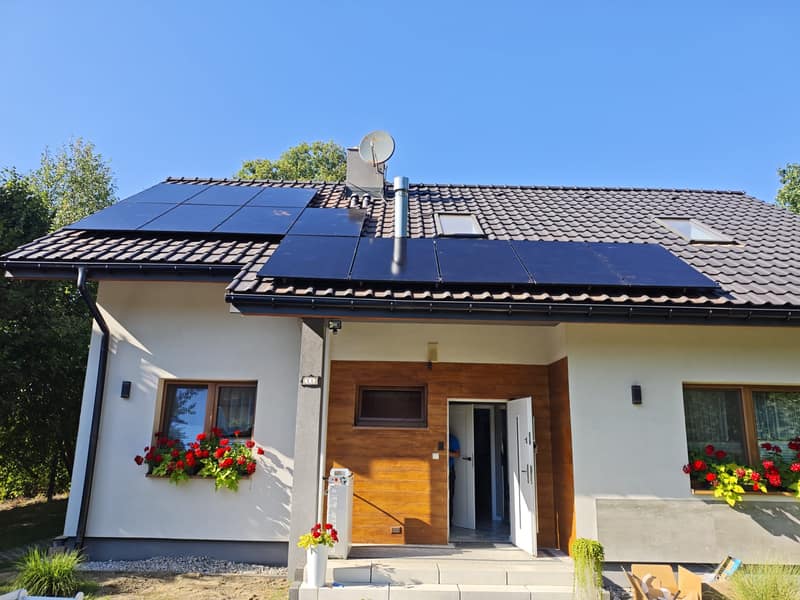 Dom z instalacją fotowoltaiczną 6 kWp na dachu krytym dachówką — Jedlina