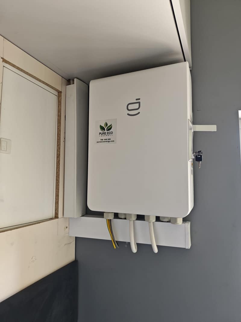 Rozdzielnica instalacji z naklejką Pure Eco Energy — okablowanie zebrane w listwie