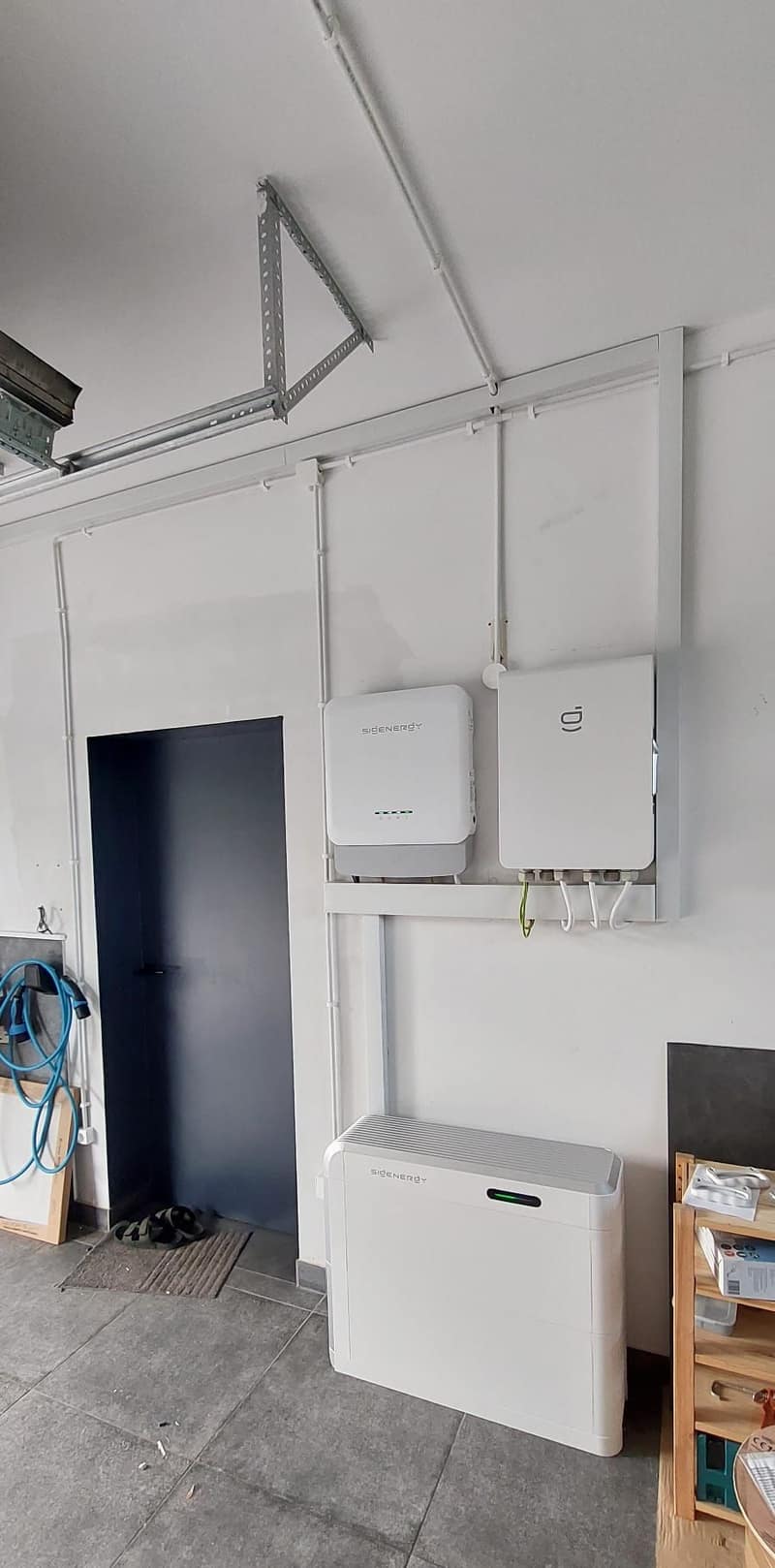Magazyn energii SigenStor z falownikiem hybrydowym Sigenergy w garażu