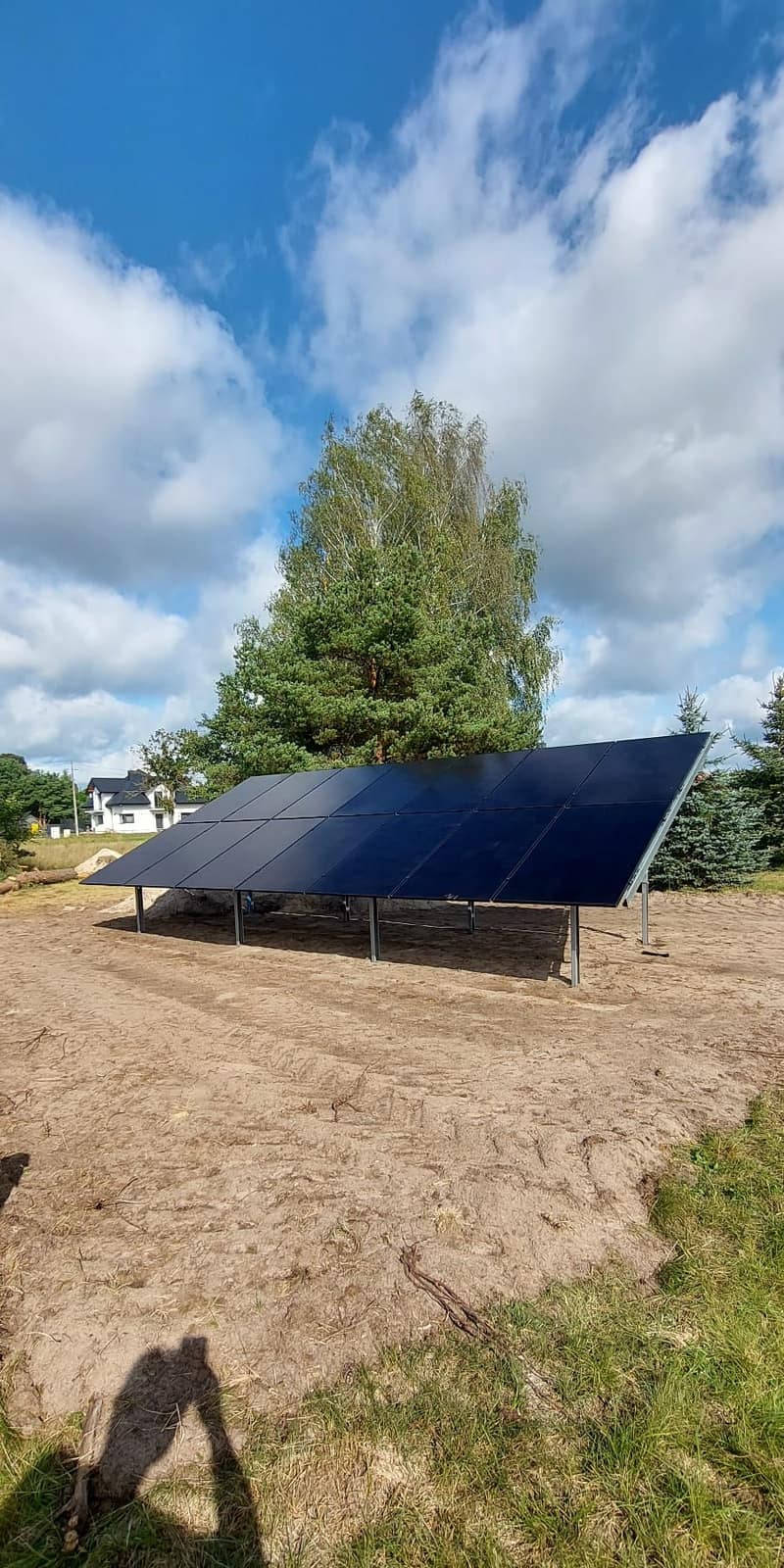 Instalacja fotowoltaiczna gruntowa 7 kWp w Lelisie — konstrukcja na działce przy budynku