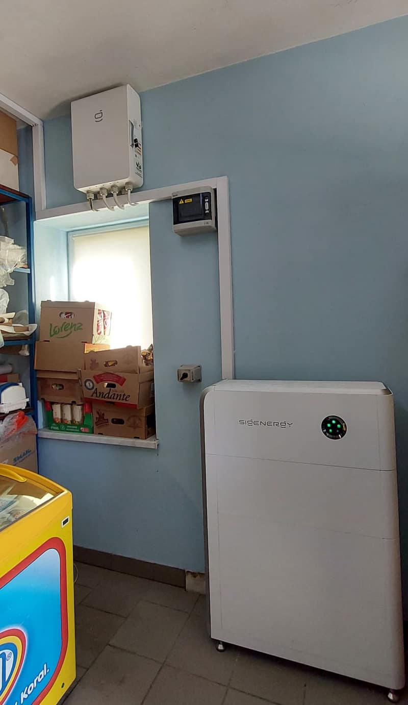 Magazyn energii SigenStor 27 kWh i falownik hybrydowy Sigenergy w pomieszczeniu sklepu