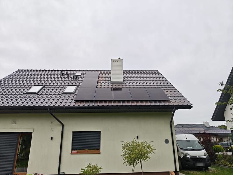 Dom w Łodzi z instalacją fotowoltaiczną na dachu krytym dachówką — widok z boku