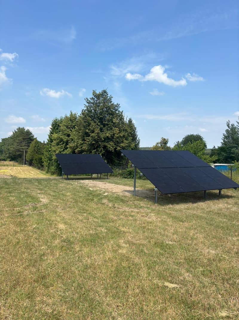 Instalacja fotowoltaiczna gruntowa 8 kWp w Łodzi — dwa stoły paneli na działce