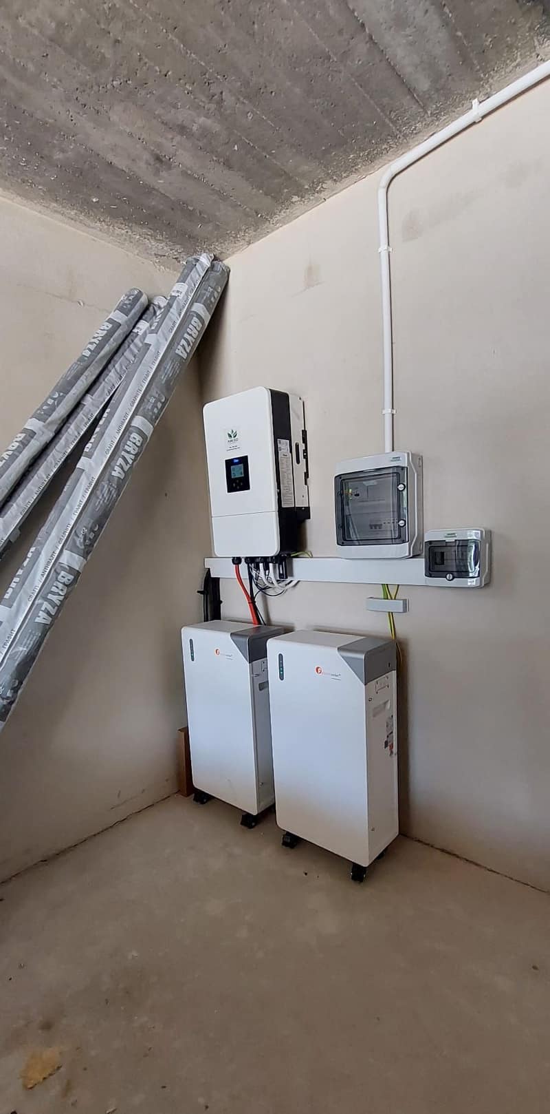 Falownik hybrydowy Deye i dwa moduły magazynu energii Felicity Solar o łącznej pojemności 32 kWh