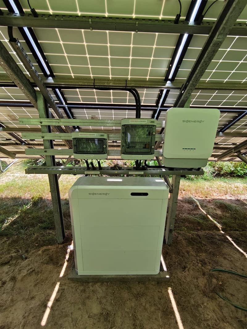 Magazyn energii SigenStor 21 kWh i falownik hybrydowy zamontowane pod konstrukcją instalacji gruntowej
