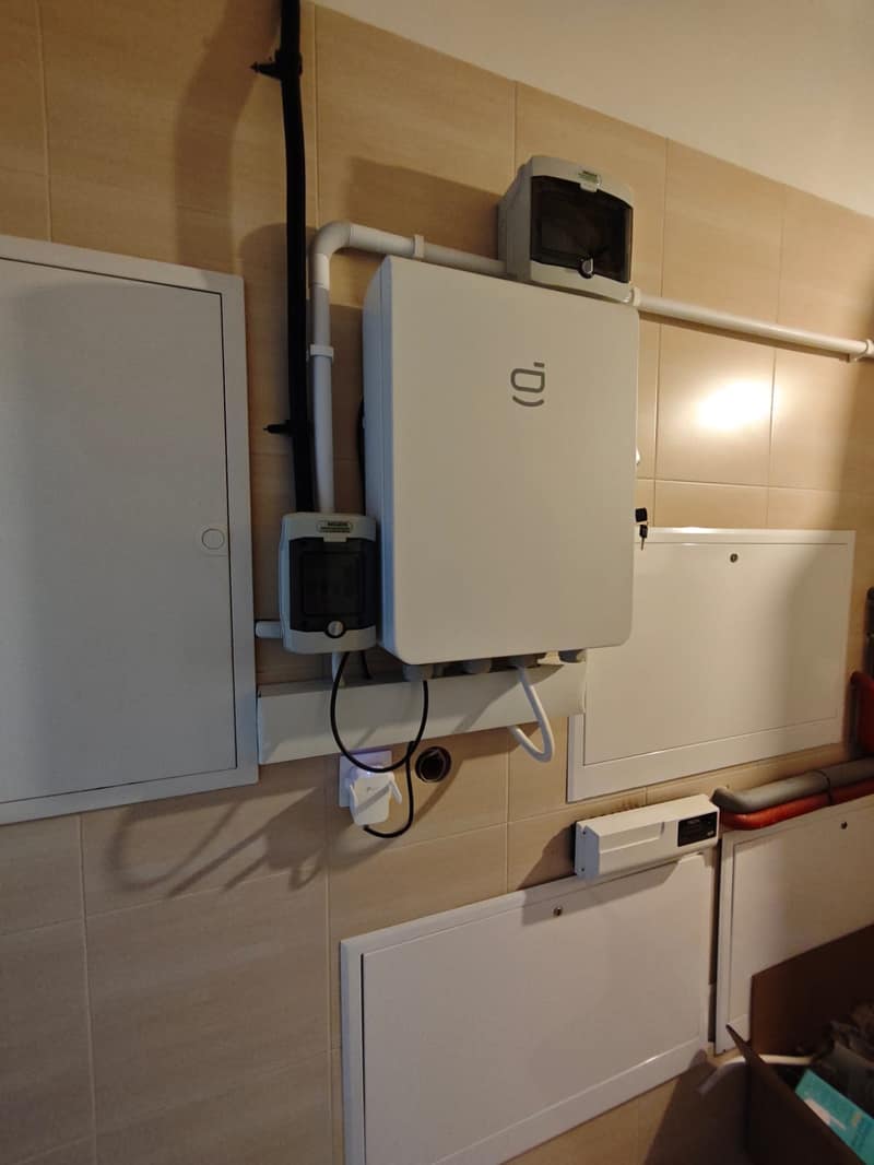 Rozdzielnica systemu magazynowania energii w pomieszczeniu gospodarczym