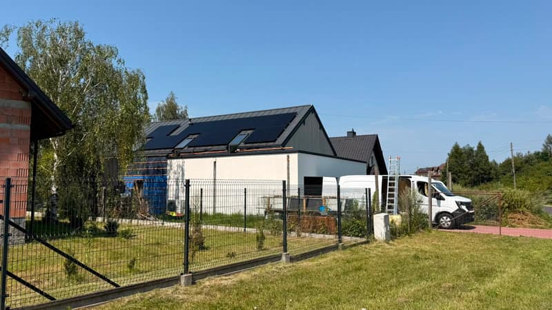 Dom z instalacją fotowoltaiczną 9 kWp — widok z zewnątrz