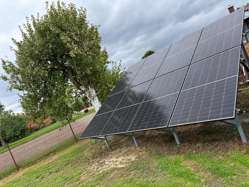 Instalacja fotowoltaiczna gruntowa 4,04 kWp w Wilkowyi — konstrukcja ustawiona na skarpie