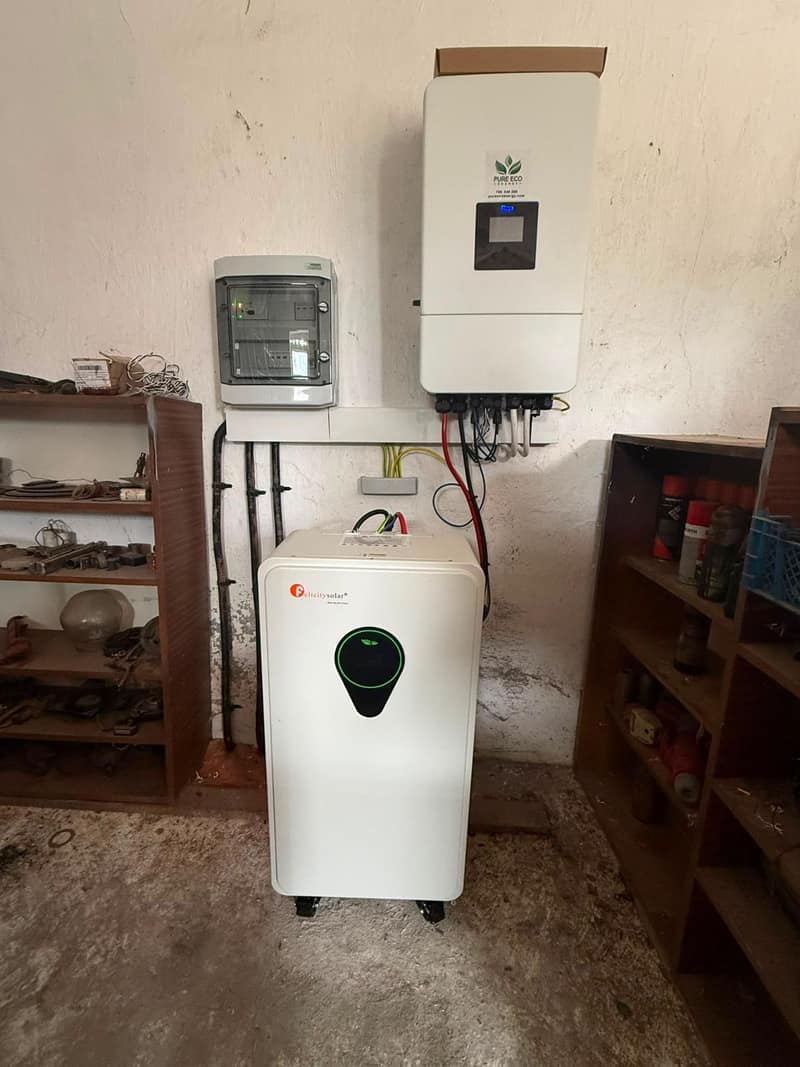 Falownik hybrydowy Deye i magazyn energii Felicity Solar 16 kWh w pomieszczeniu gospodarczym