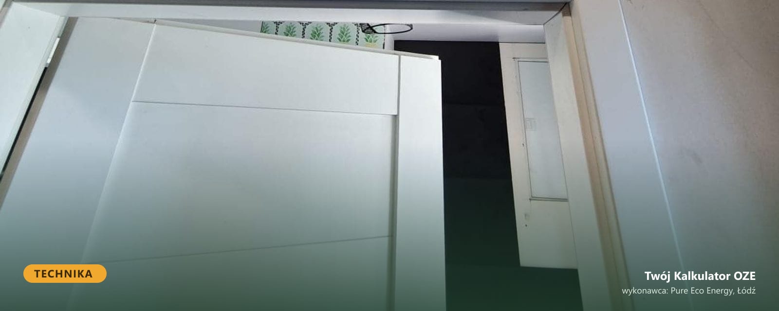 Falownik hybrydowy Sigenergy z naklejką Pure Eco Energy zamontowany w pomieszczeniu technicznym