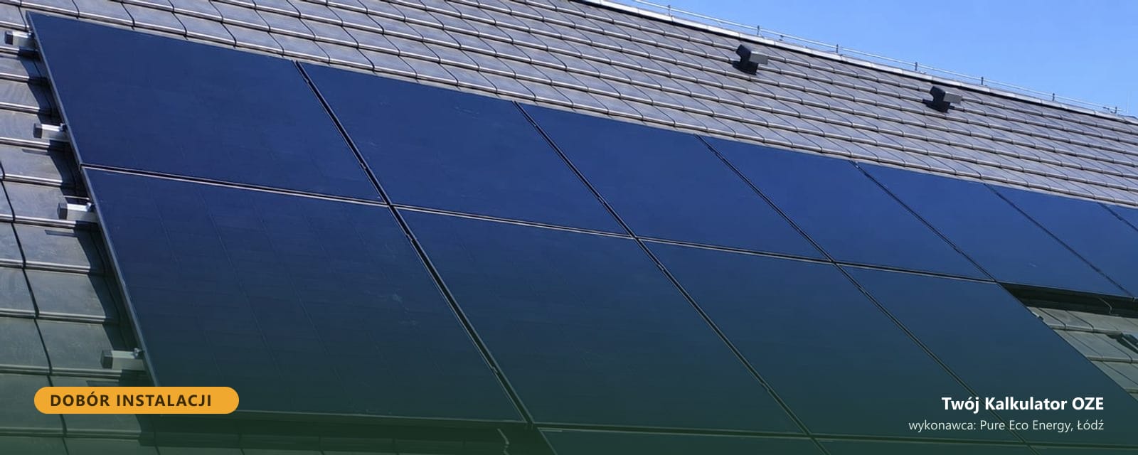 Nowoczesny dom z instalacją fotowoltaiczną na dachu, typowy dla ogrzewania pompą ciepła