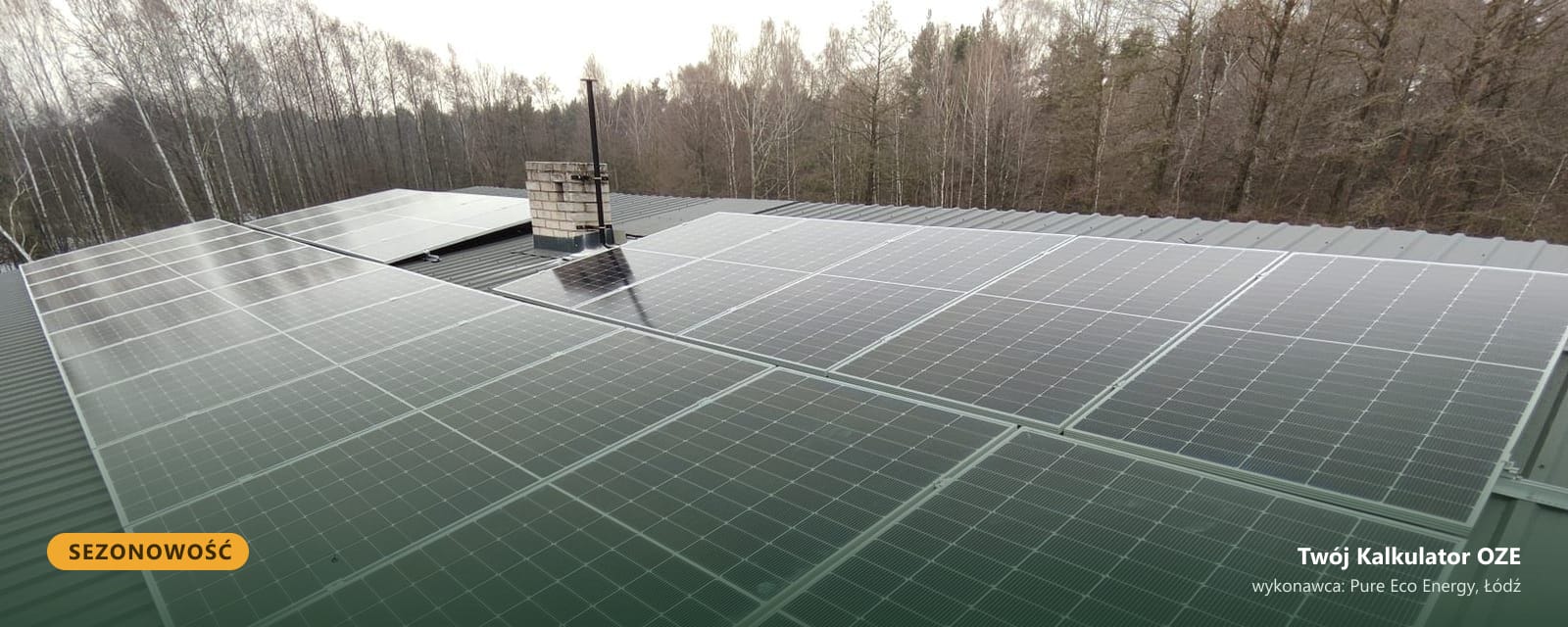 Instalacja fotowoltaiczna na dachu domu późną jesienią, na tle bezlistnego lasu