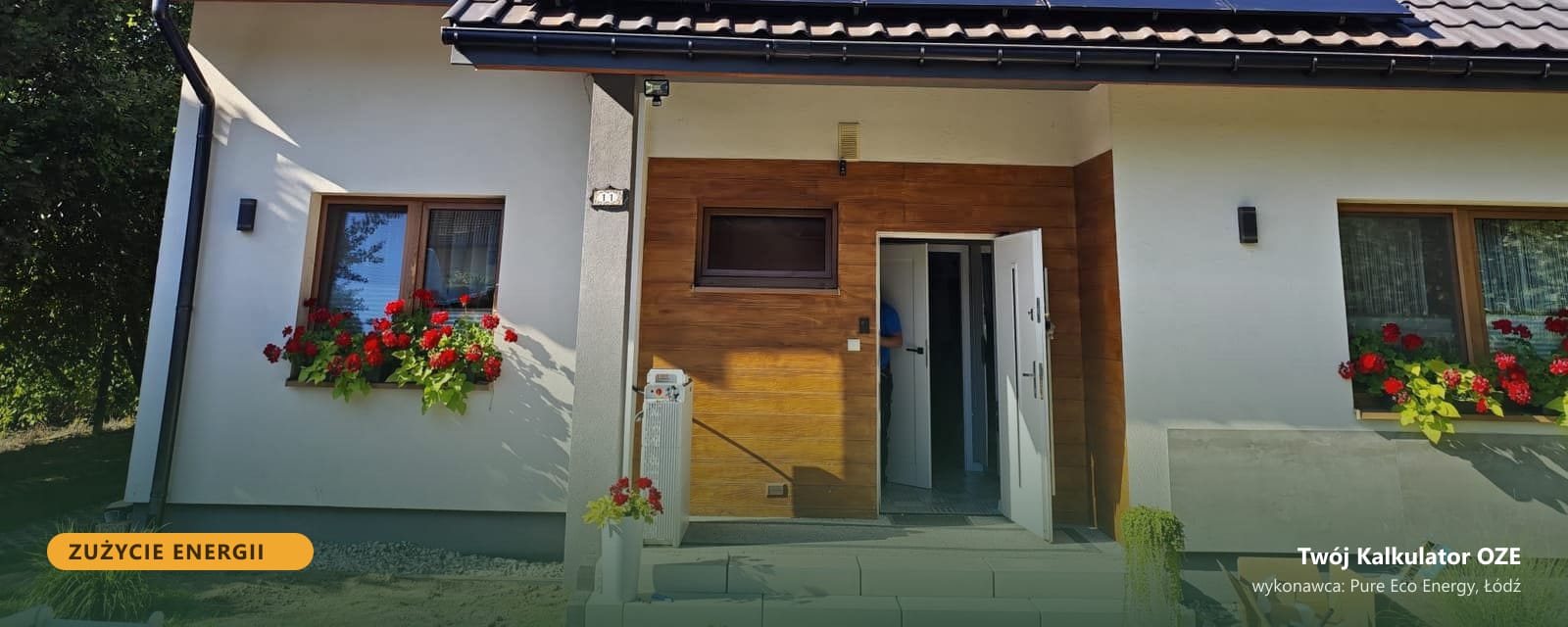 Dom jednorodzinny z instalacją fotowoltaiczną na dachu krytym dachówką w słoneczny dzień